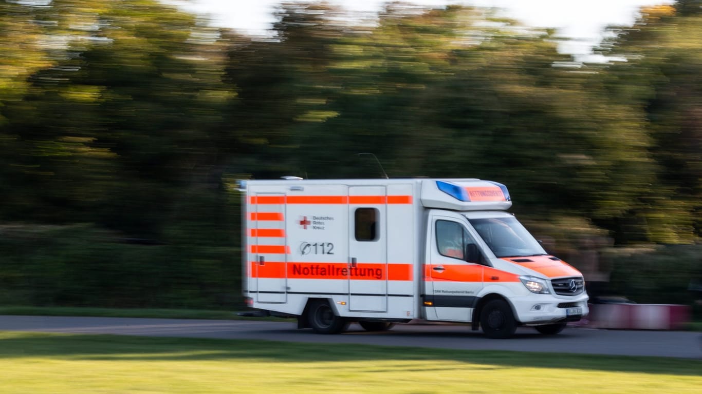 Rettungswagen in NRW (Symbolfoto): Einige der Verletzten konnten sich selbst aus dem Wrack retten.