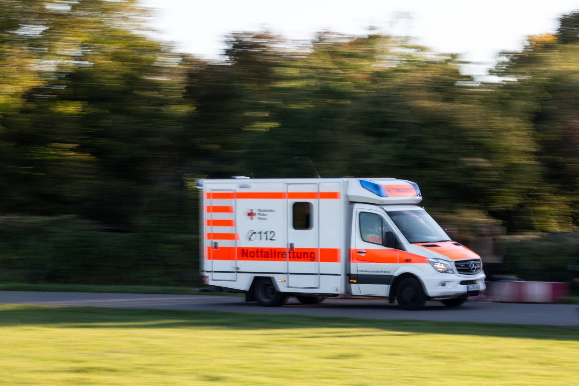 Rettungswagen in NRW (Symbolfoto): Einige der Verletzten konnten sich selbst aus dem Wrack retten.
