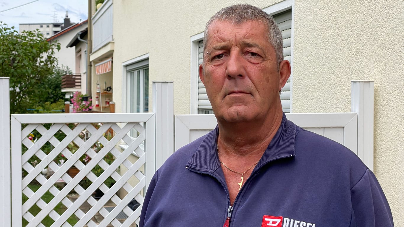 Besucher Thomas Kleizinski hinter dem Haus in Langweid, in dem am Freitag drei Menschen getötet wurden. Sein Onkel lebt ebenfalls in dem Gebäude, er kannte den Verdächtigen.