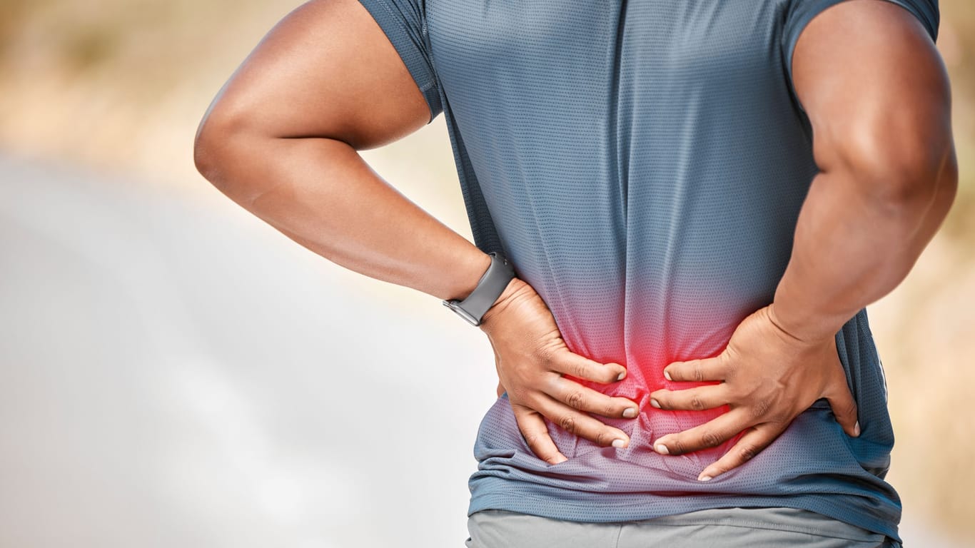 Bandscheibenvorfälle gehören zu den häufigen Auslösern von Rückenschmerzen bei jungen und älteren Erwachsenen.
