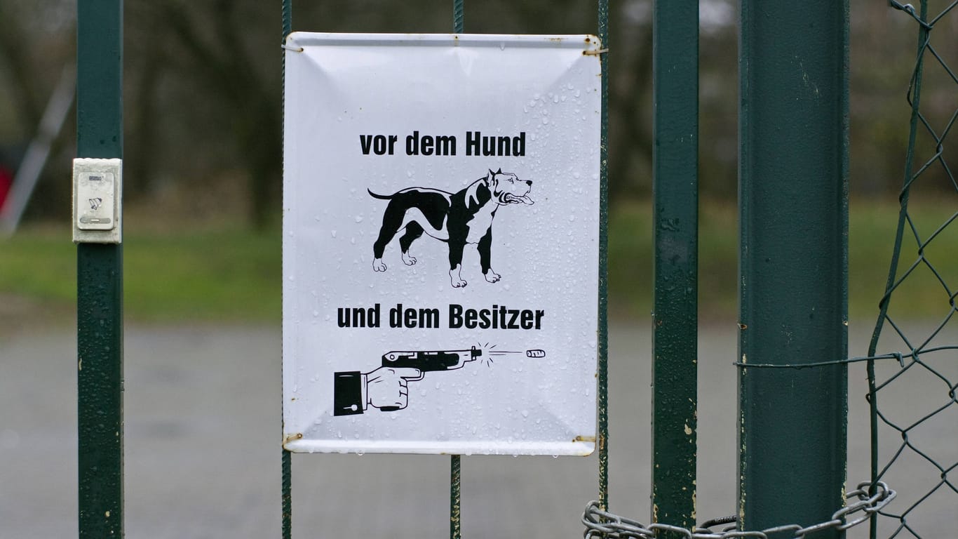 Auf einem Schild am Gartenzaun in Eisenhüttenstadt wird mit Einsatz von Schusswaffen gedroht (Symbolbild): Sein ähnliches Schild hing in der Sächsischen Schweiz.