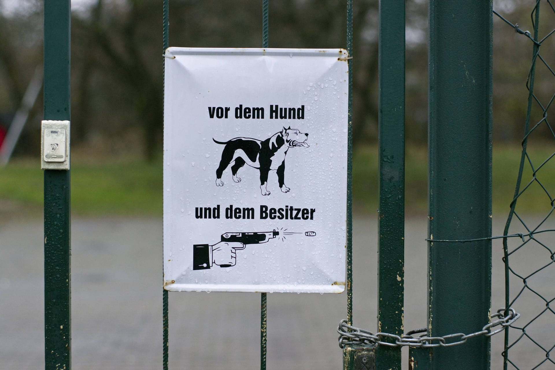 Auf einem Schild am Gartenzaun in Eisenhüttenstadt wird mit Einsatz von Schusswaffen gedroht (Symbolbild): Sein ähnliches Schild hing in der Sächsischen Schweiz.