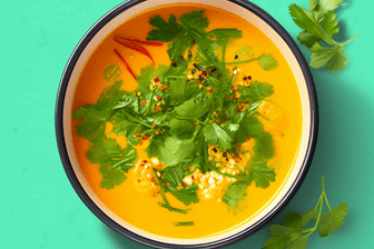 Karotten-Ingwer-Suppe mit Kokosmilch und Koriander