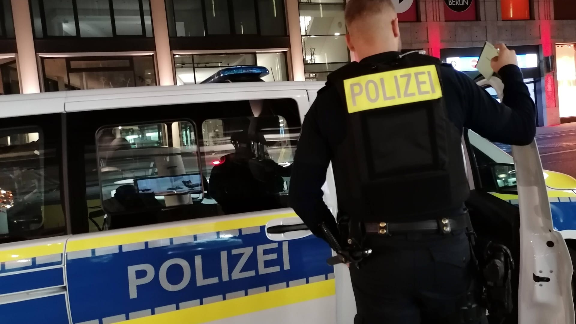 Polizist an Polizeiwagen (Symbolbild): Ein Beamter musste seinen Dienst vorzeitig abbrechen. Polizist an Polizeiwagen (Symbolbild): Ein Beamter musste seinen Dienst vorzeitig abbrechen.