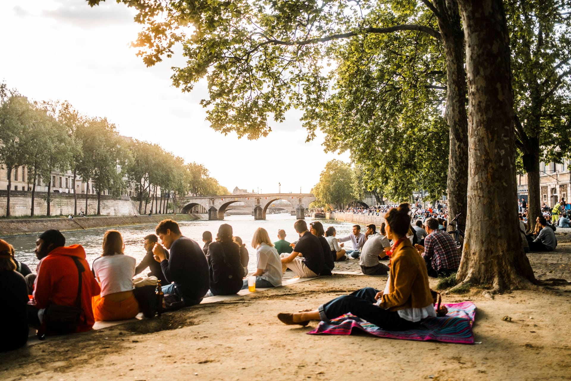 Buntes Treiben an der Seine: Im Frankreich-Urlaub gilt es einiges zu beachten.