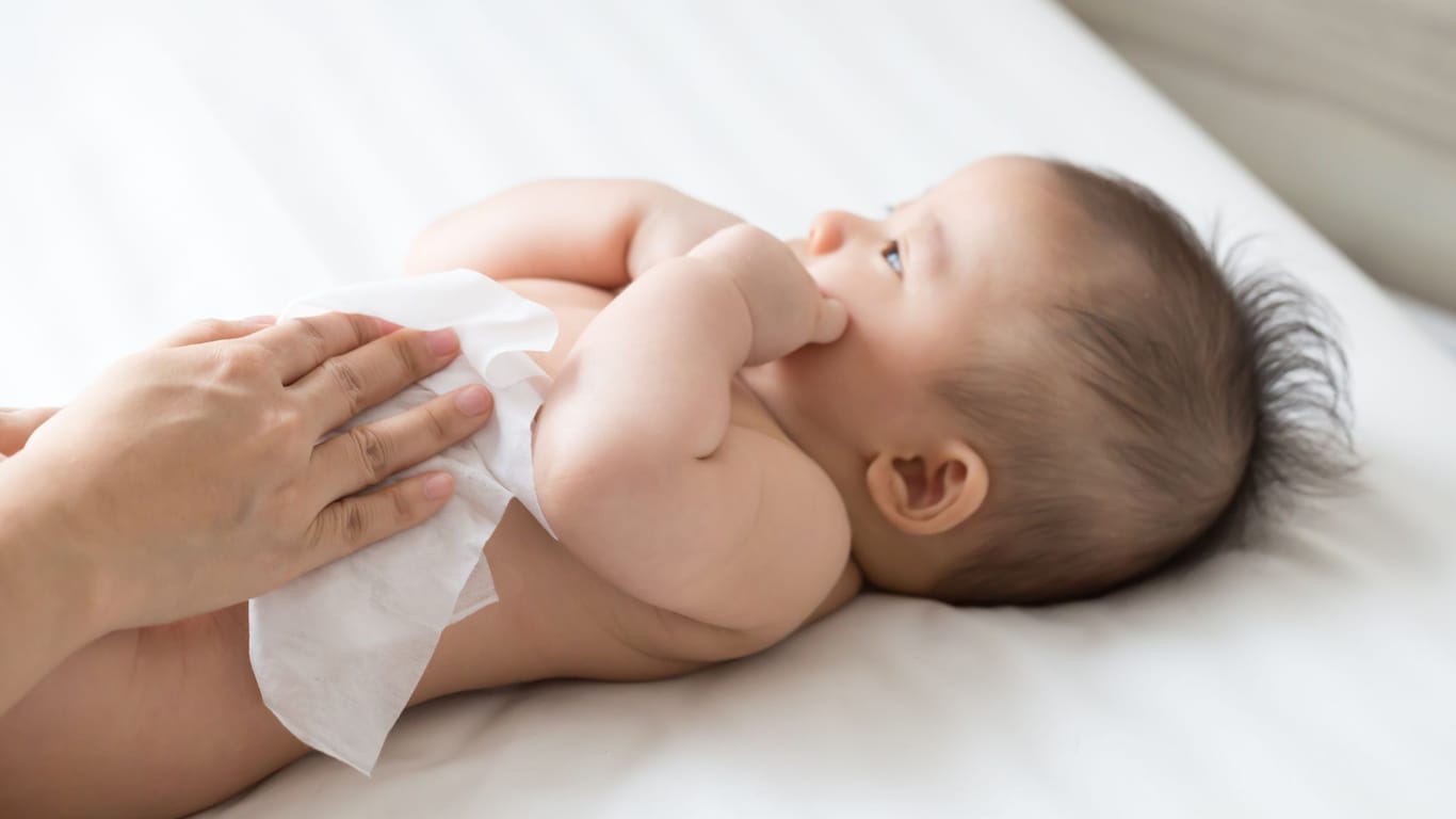Baby Feuchttücher: Die Produkte helfen bei der Babypflege.