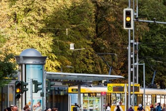 Gelbe Ampel: Darf man noch schnell weiterfahren oder muss man bereits anhalten? Gelbe Ampel: Darf man noch schnell weiterfahren oder muss man bereits anhalten?