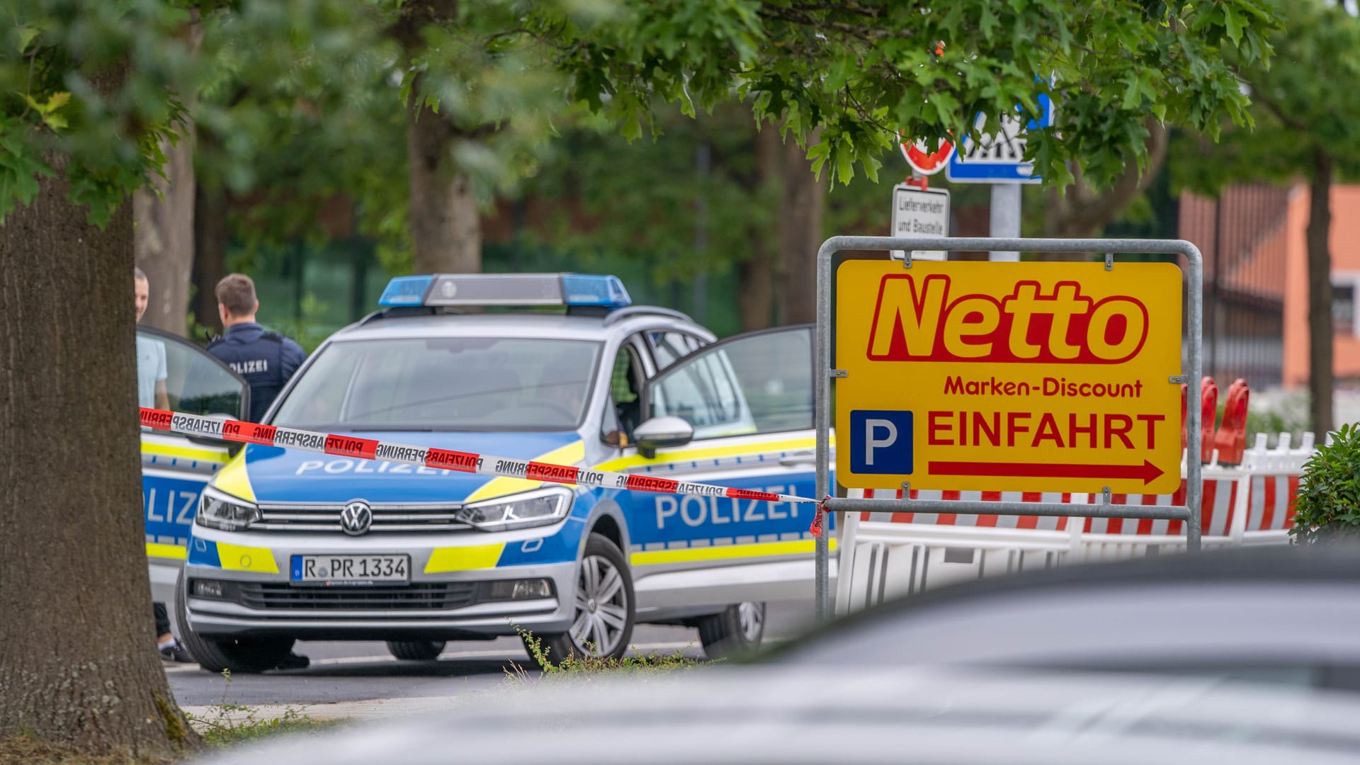 In der Oberpfalz hat es einen bewaffneten Raubüberfall gegeben. Der Täter ist flüchtig.