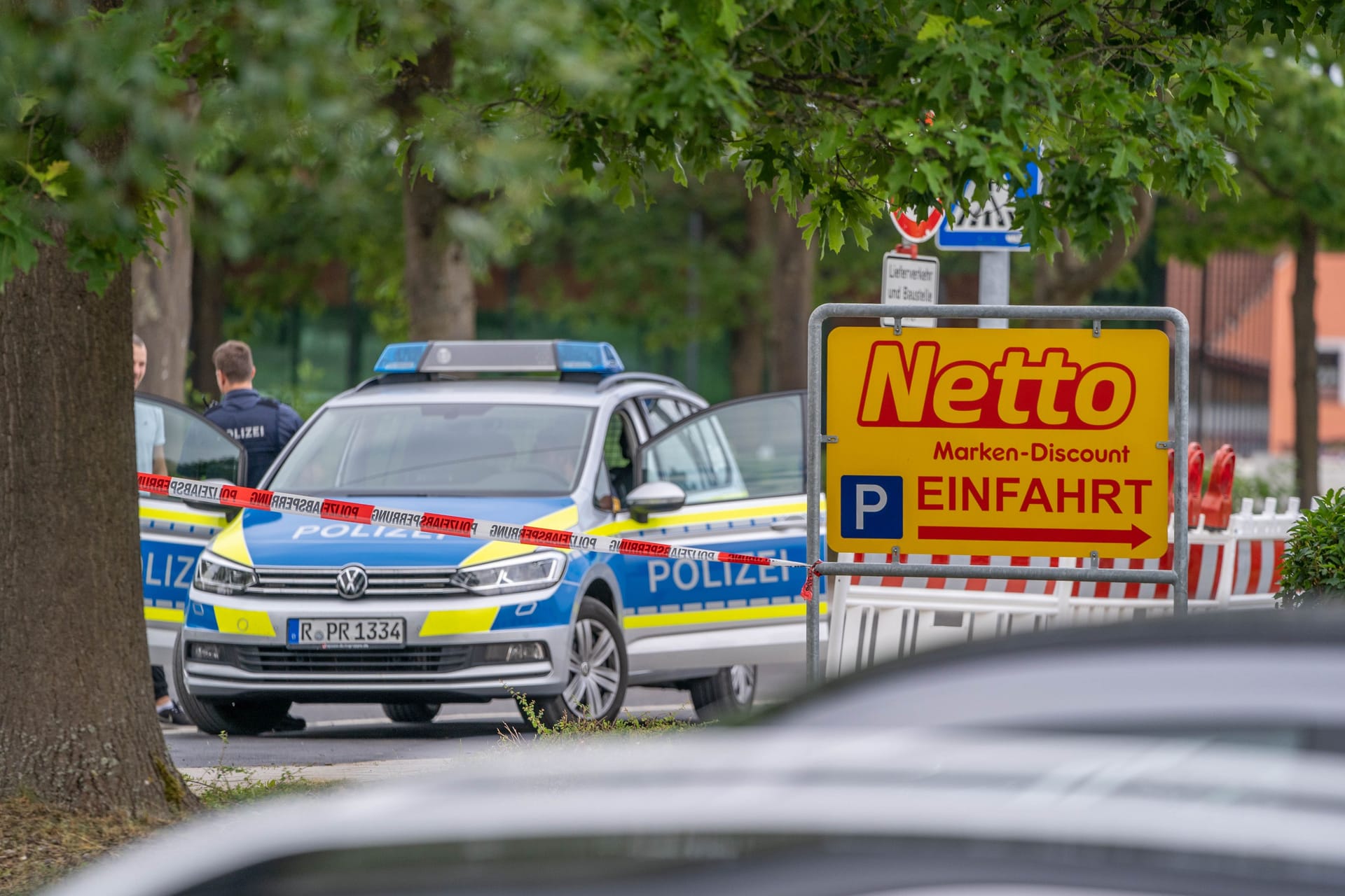 In der Oberpfalz hat es einen bewaffneten Raubüberfall gegeben. Der Täter ist flüchtig.