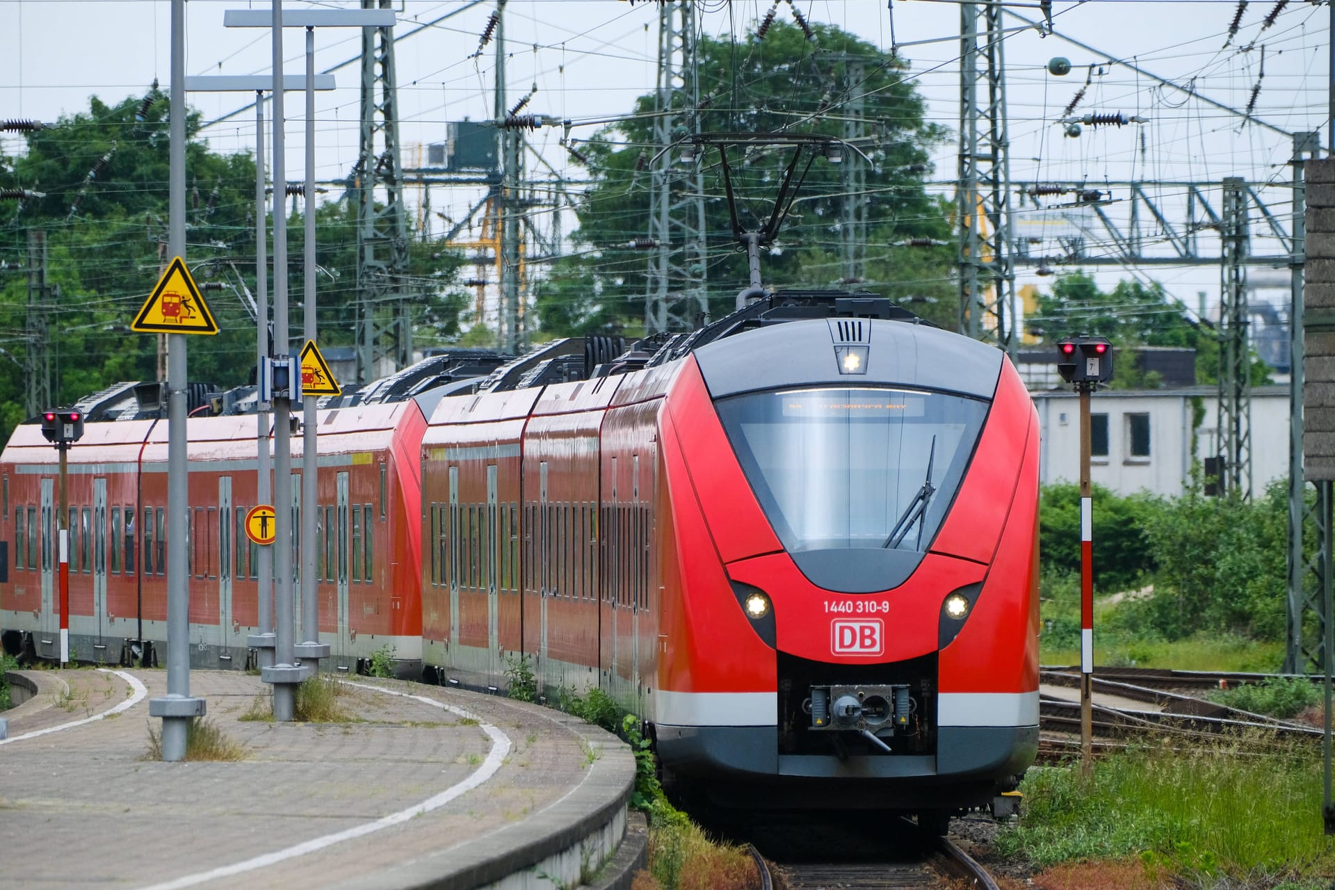 Regionalzug der Deutschen Bahn (Symbolbild): Während der Verhandlungen sollen keine Streiks stattfinden. Regionalzug der Deutschen Bahn (Symbolbild): Während der Verhandlungen sollen keine Streiks stattfinden.