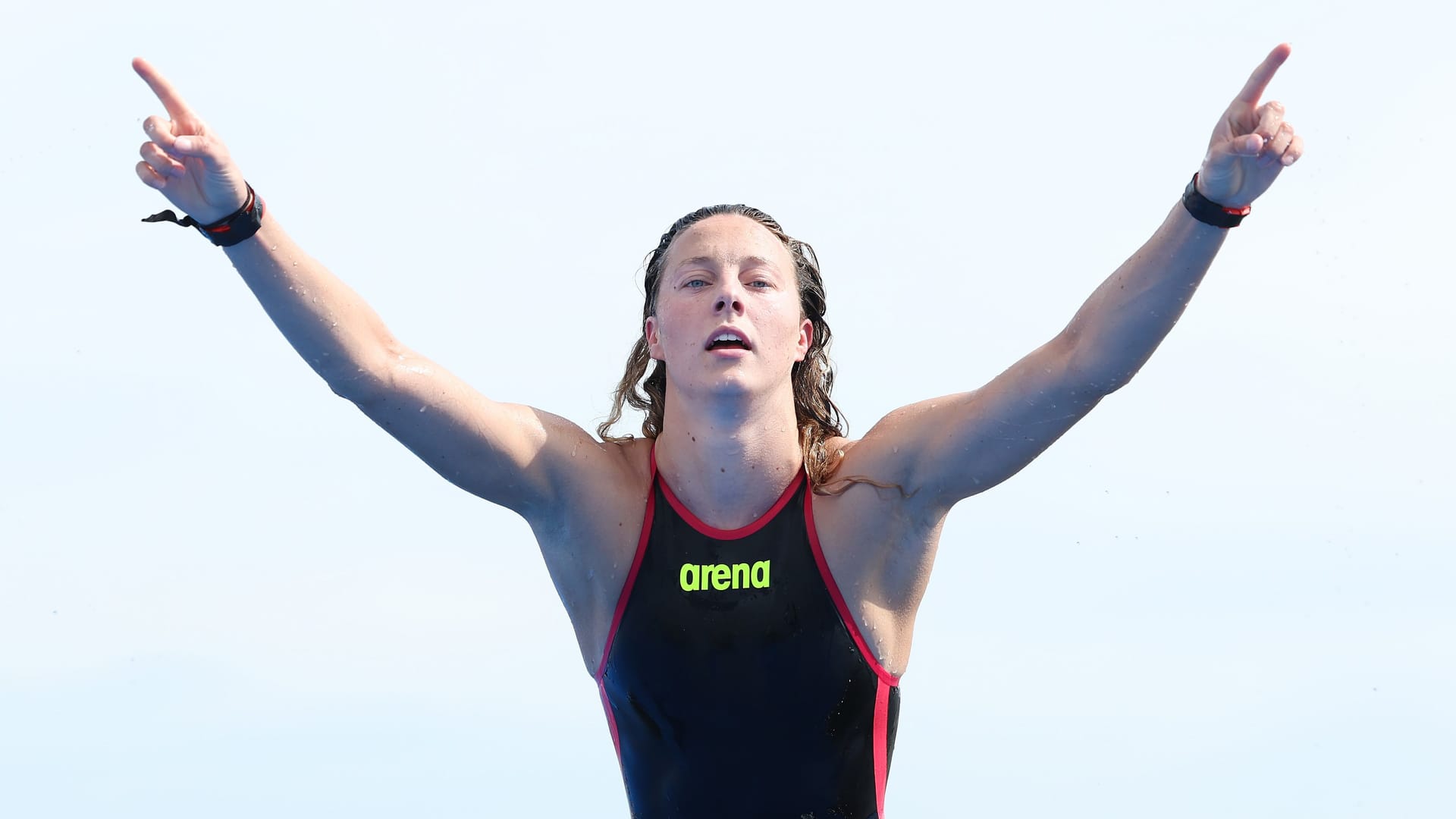 Leonie Beck feiert ihren Sieg über fünf Kilometer im Seaside Momochi Beach Park von Fukuoka.