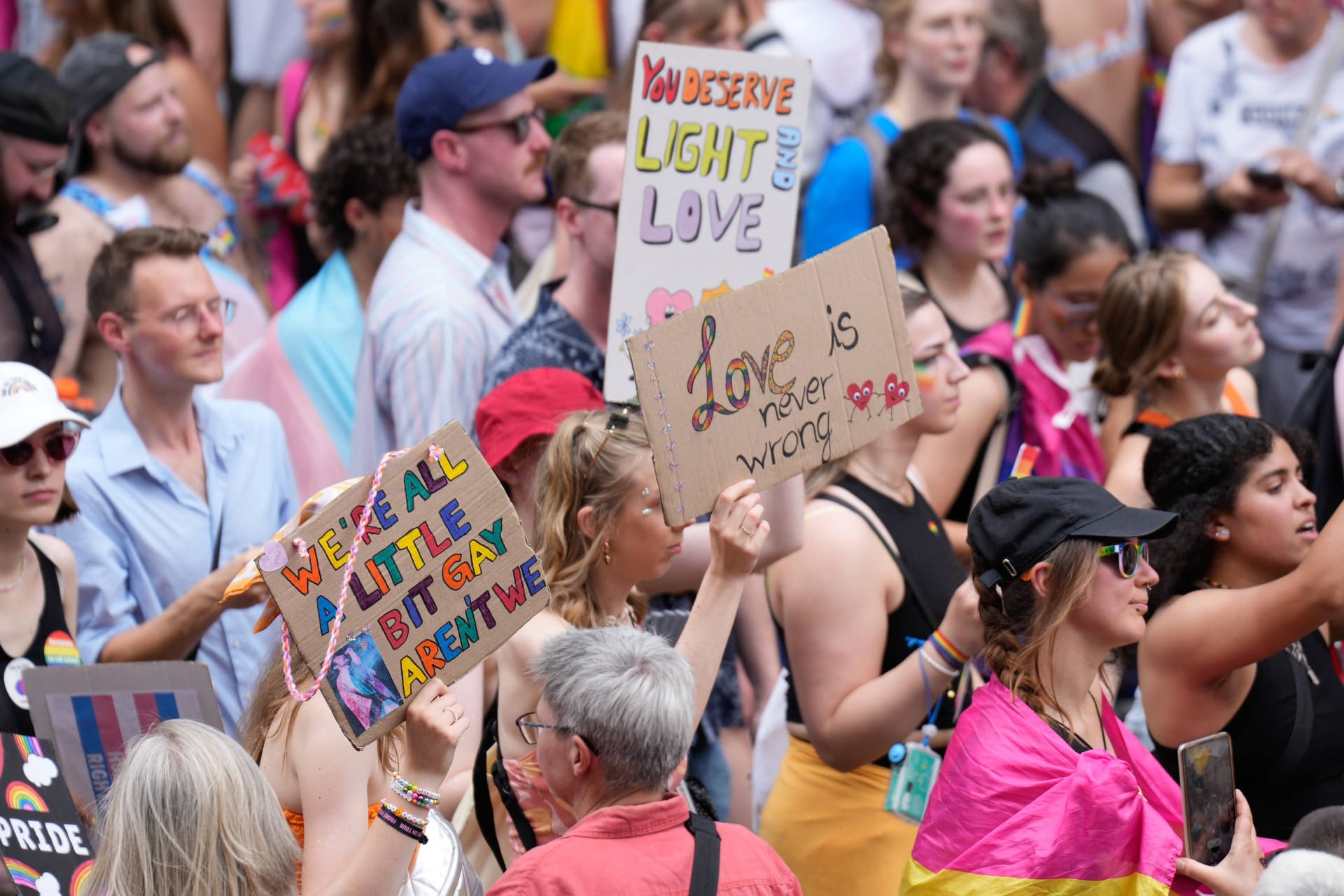 Viele Zuschauer brachten bunt gestaltete Plakate mit zur Parade.