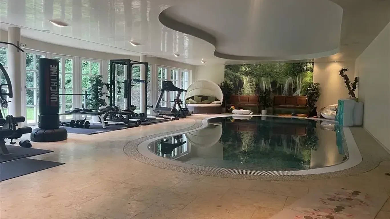 Ein Wellnessbereich mit Swimmingpool gehört auch zur Villa.