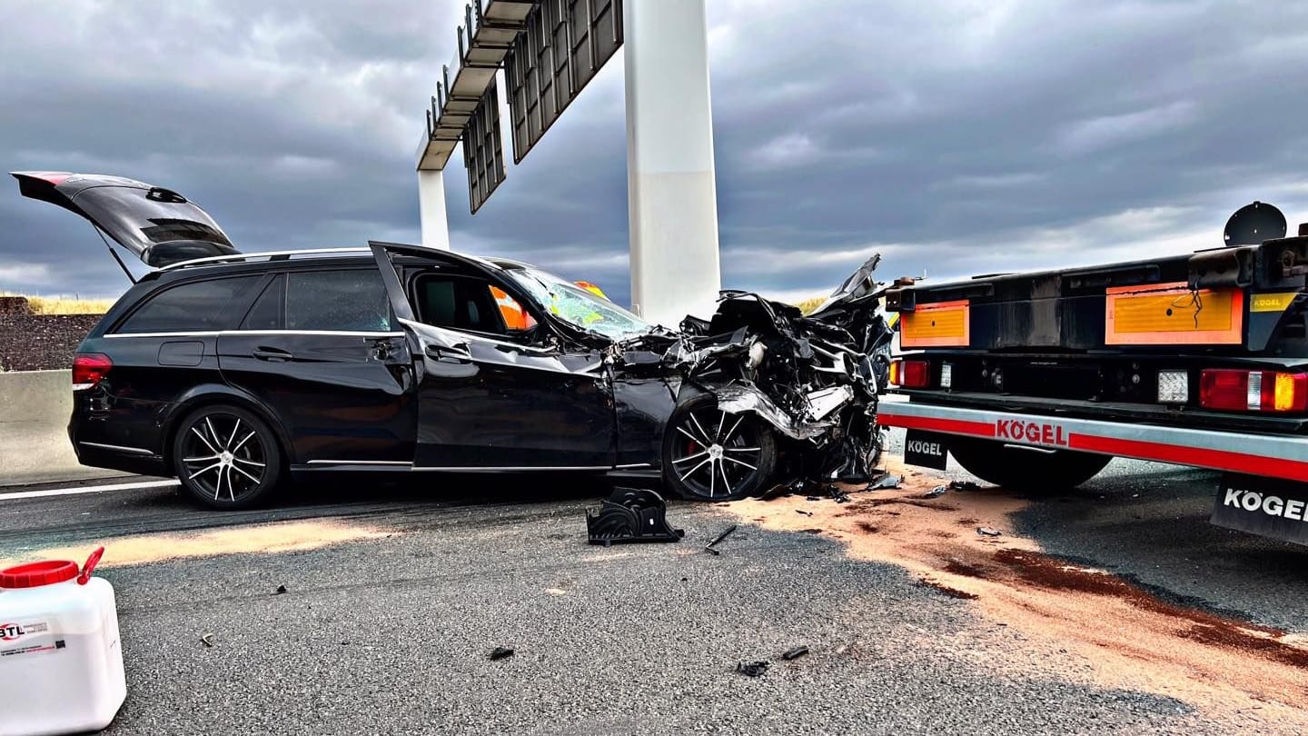 Schwerer Unfall auf der A14: Fünf Menschen wurden teils schwer verletzt.