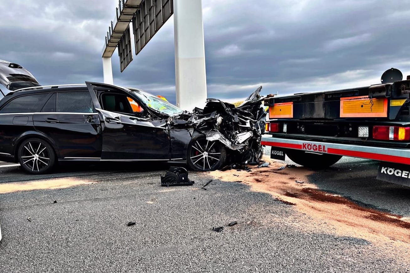 Schwerer Unfall auf der A14: Fünf Menschen wurden teils schwer verletzt.