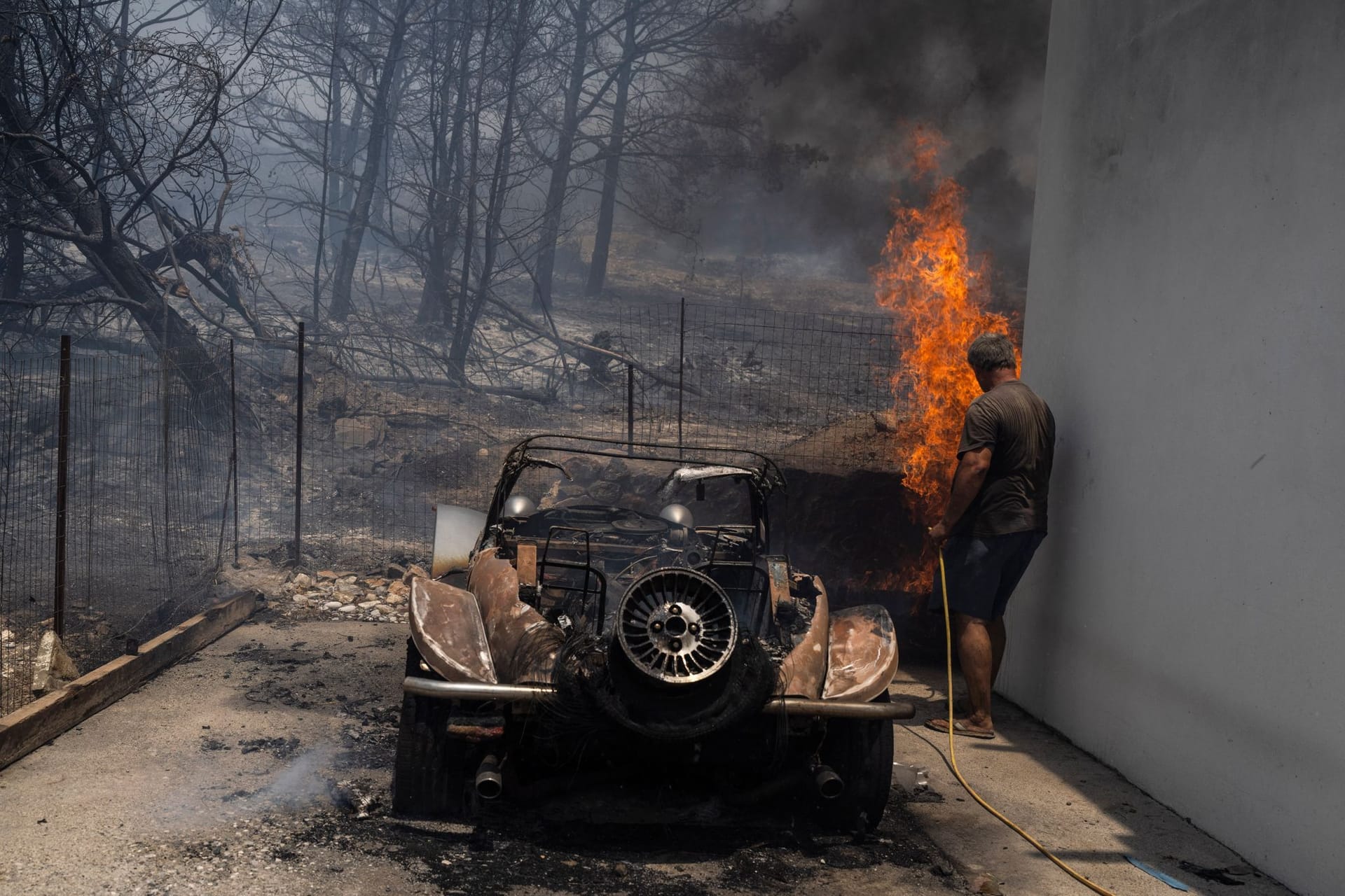 Verheerende Waldbrände wüten in Griechenland. Auch drei Urlaubsinseln sind betroffen: Rhodos, Korfu und Euböa.