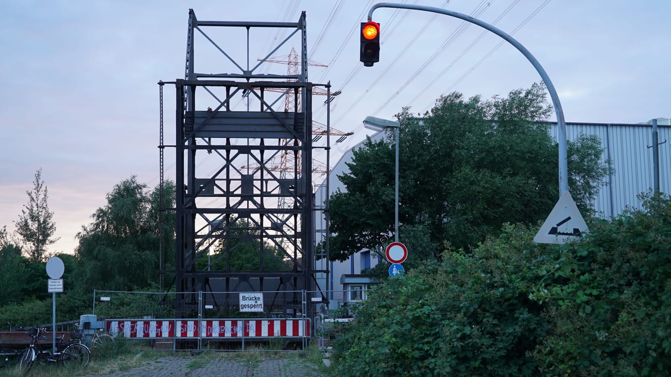 Lotsenkai Hamburg-Harburg: Diese Ampel zeigt 24 Stunden lang nur rot und das seit Monaten.