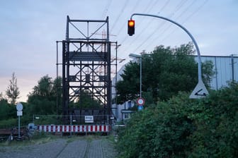 Lotsenkai Hamburg-Harburg: Diese Ampel zeigt 24 Stunden lang nur rot und das seit Monaten.