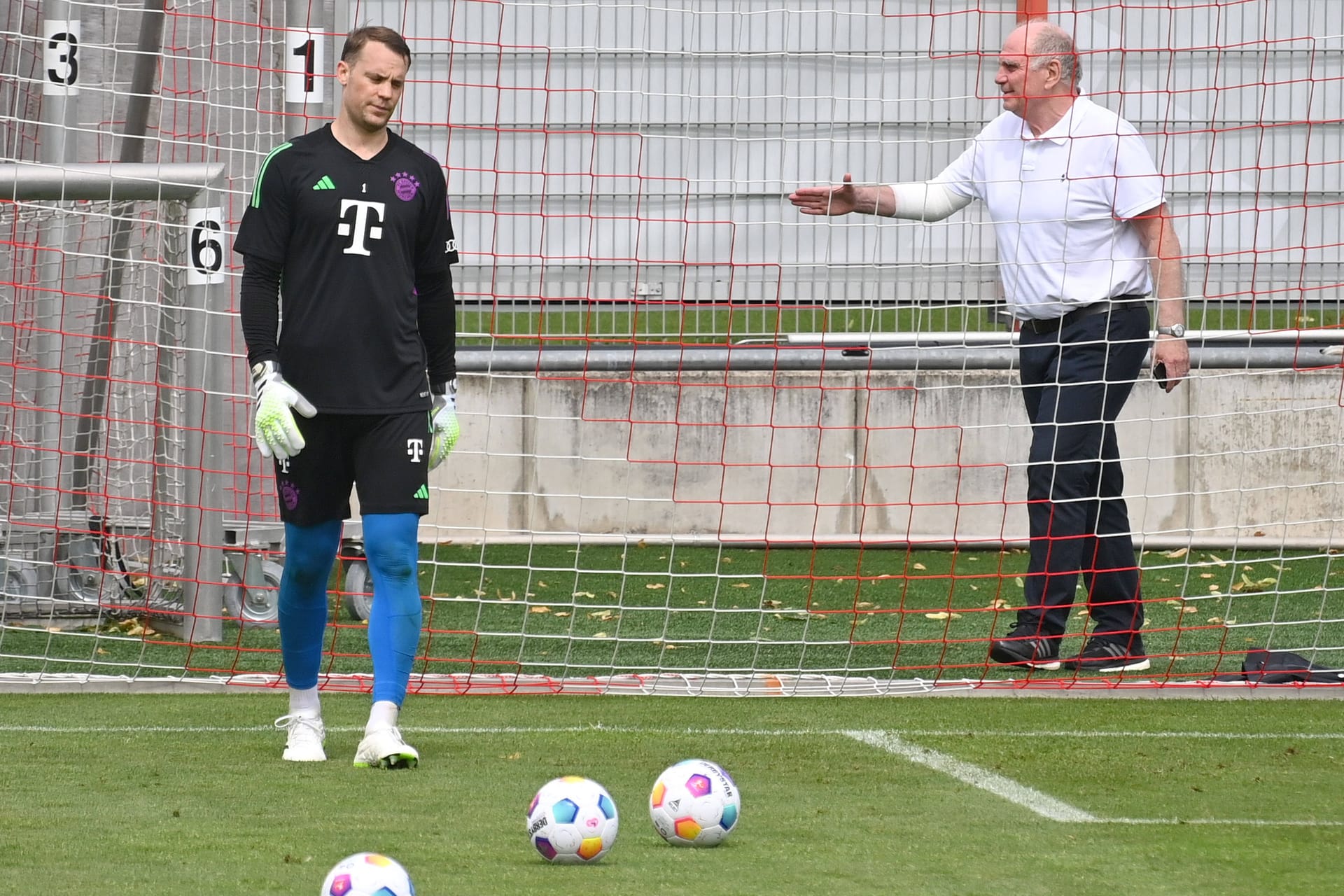 Manuel Neuer (l.): Ehrenpräsident Uli Hoeneß überzeugte sich zuletzt persönlich vom Fortschritt des Nationaltorhüters auf dem Weg zu seinem Comeback.