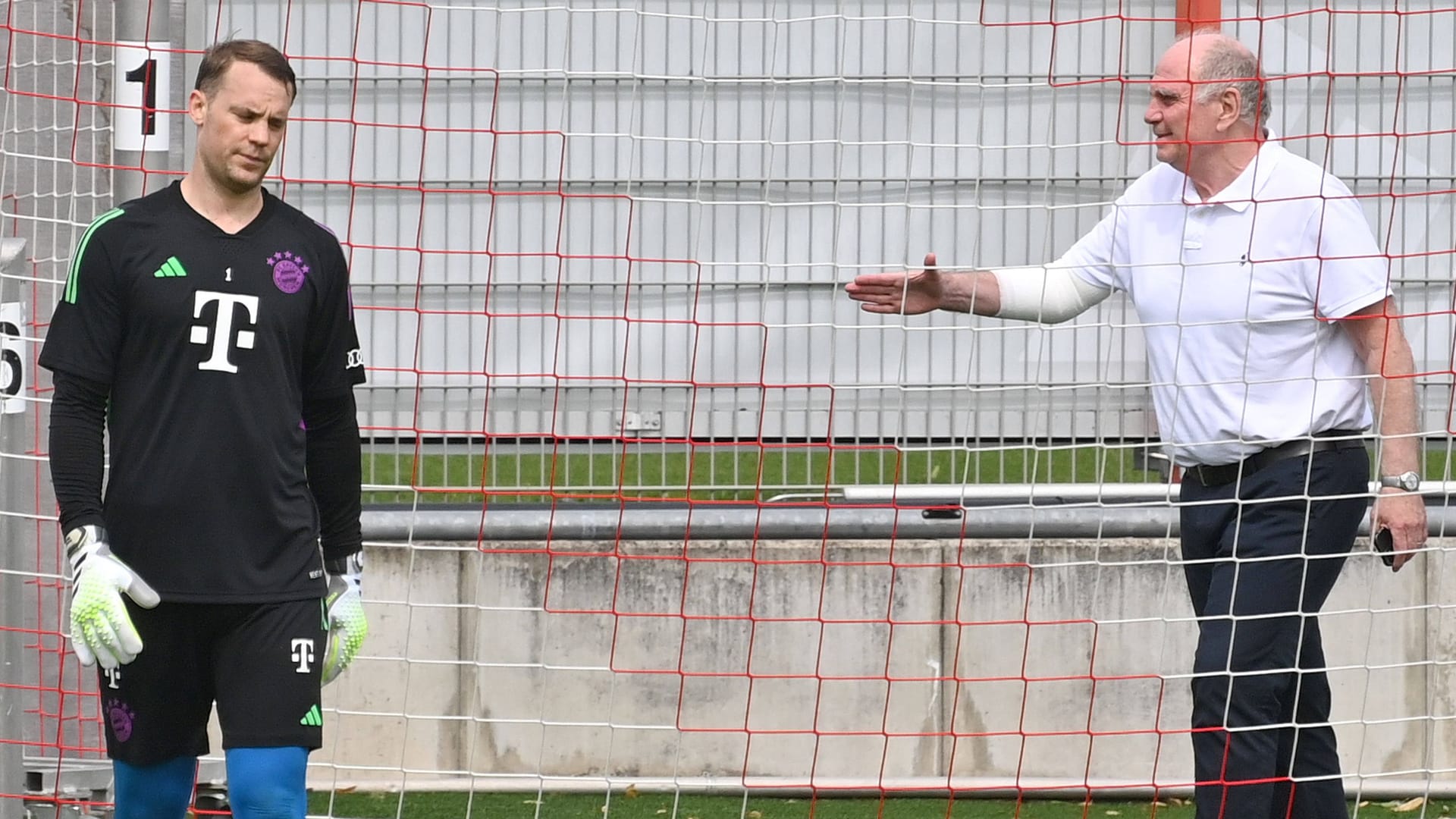 Manuel Neuer (l.): Ehrenpräsident Uli Hoeneß überzeugte sich zuletzt persönlich vom Fortschritt des Nationaltorhüters auf dem Weg zu seinem Comeback.