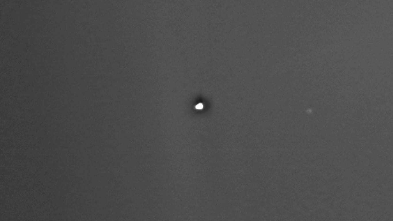Das ist eines der vier Mars-Express-Bilder. In der Mitte ist die Erde zu sehen, rechts davon der Mond.