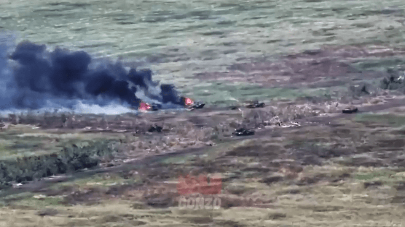 Mehrere ukrainische Panzer stehen in Flammen, die Besatzung hat die Fahrzeuge teilweise vorher verlassen.