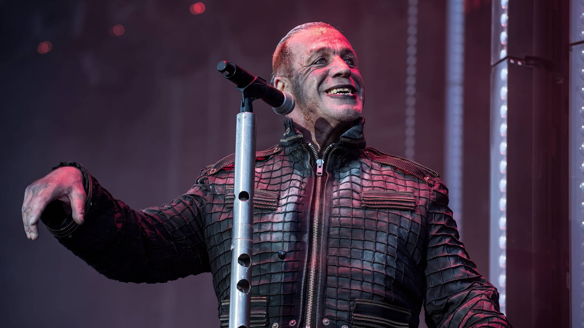 Rammstein-Star Lindemann bei einem Konzert (Archivfoto): Gegen den Sänger stehen massive Vorwürfe im Raum.