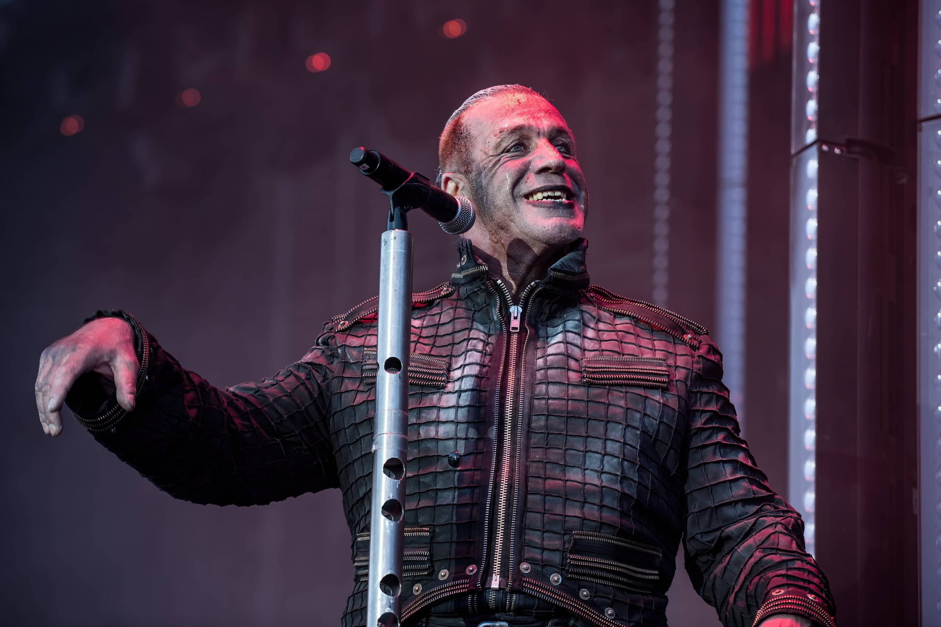 Rammstein-Star Lindemann bei einem Konzert (Archivfoto): Gegen den Sänger stehen massive Vorwürfe im Raum.