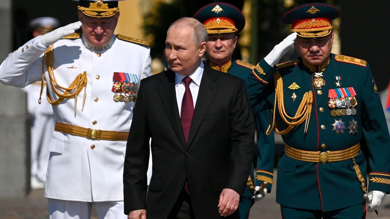 Russlands Despot Wladimir Putin mit hochrangigen Militärs in St. Petersburg.
