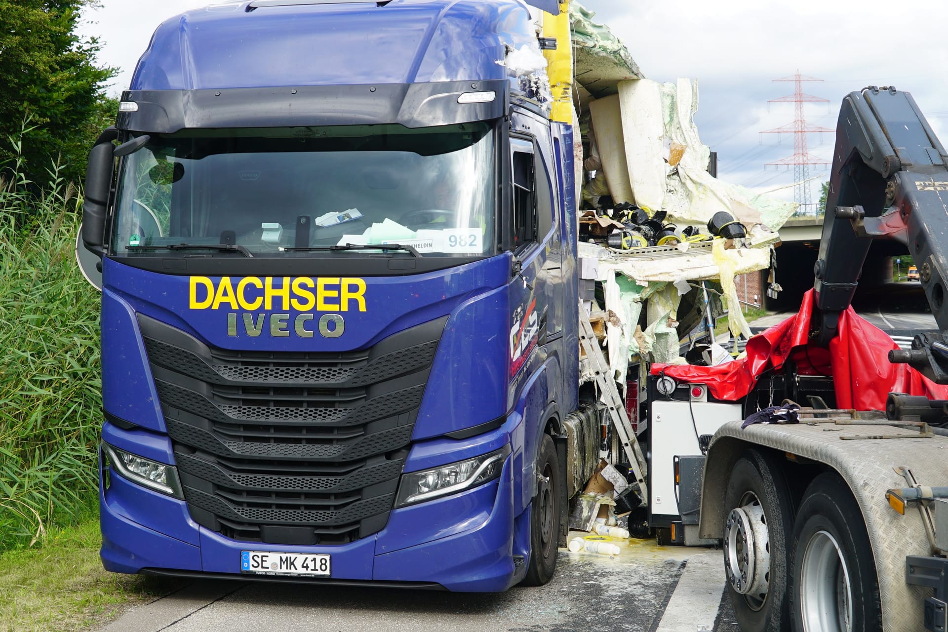 Ein LKW hat seine cremige Ladung verloren: Der Verkehrsunfall könnte noch bis in die Nacht Folgen nach sich ziehen.