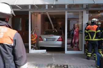 PKW-Unfall an der Waitzstraße in Othmarschen (Symbolbild): Immer wieder fahren dort Senioren ihre Autos in Schaufenster der Händler.