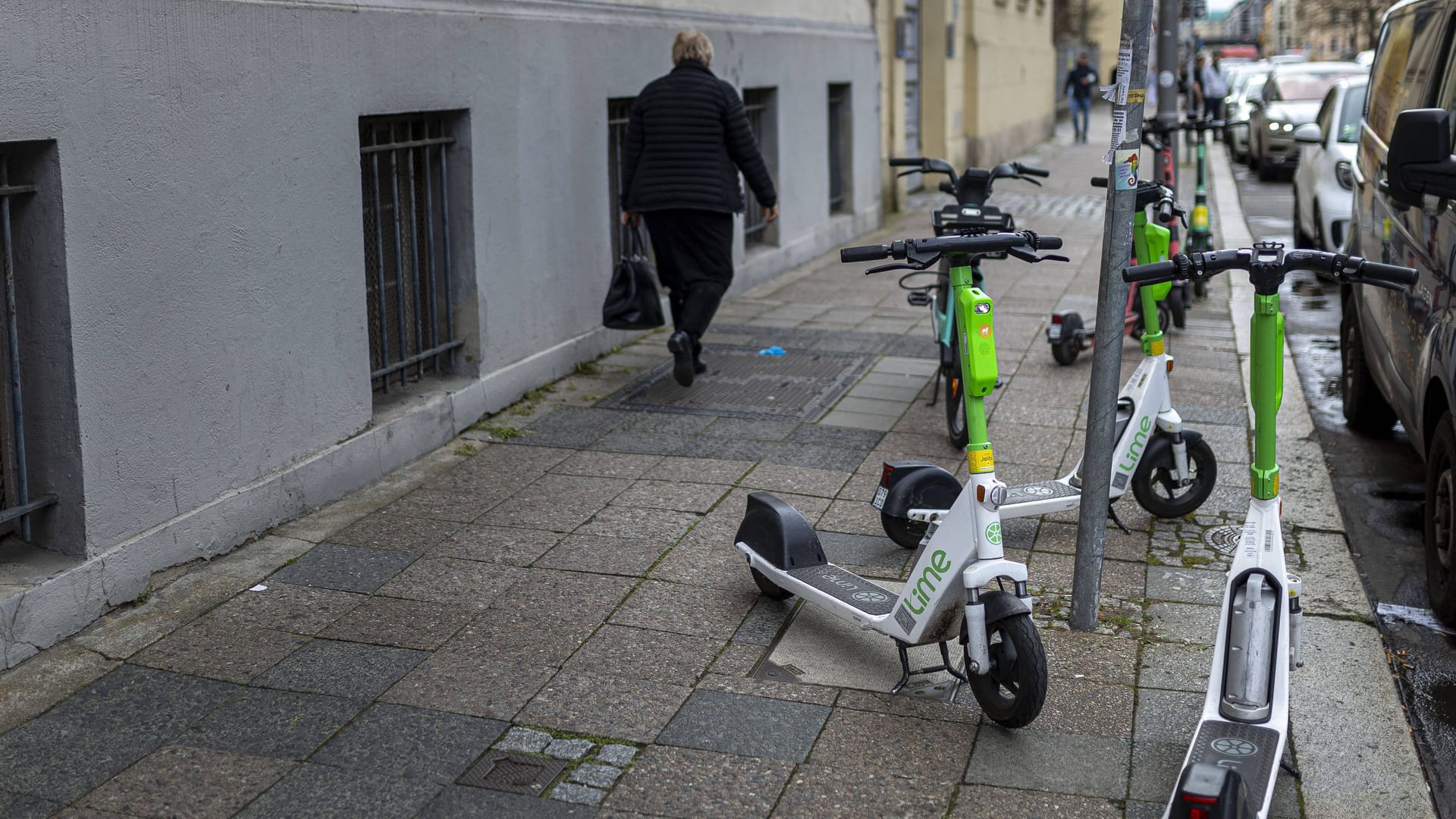 Eine Person läuft an abgestellten Elektrorollen in Berlin vorbei (Symbolfoto): Vielen Bürgern sind die wild abgestellten Scooter ein Dorn im Auge.