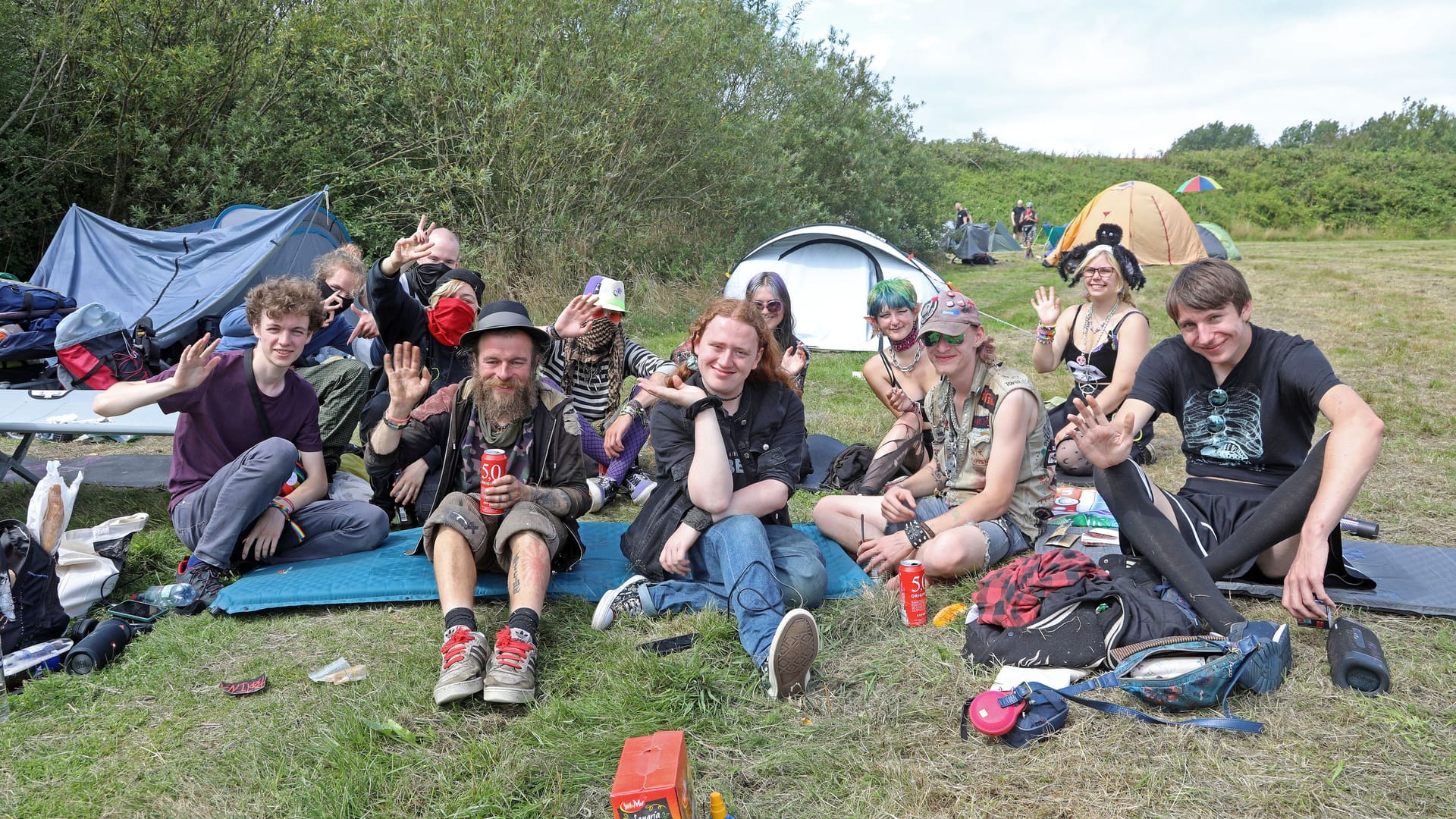 Die angekommen Punks lächeln fröhlich in die Kamera: Sie haben ihre Zelte im Protestcamp aufgeschlagen. Die angekommen Punks lächeln fröhlich in die Kamera: Sie haben ihre Zelte im Protestcamp aufgeschlagen.
