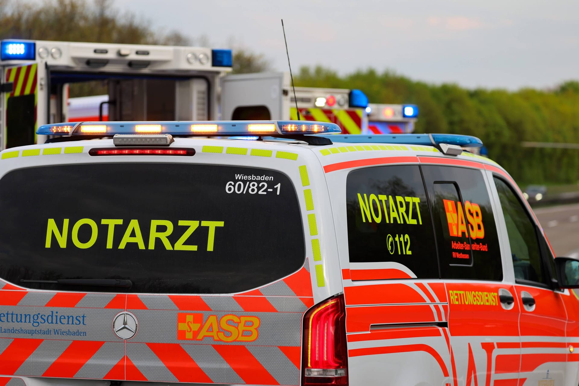 Rettungswagen in Hessen (Archivfoto): Die B455 war teilweise gesperrt.