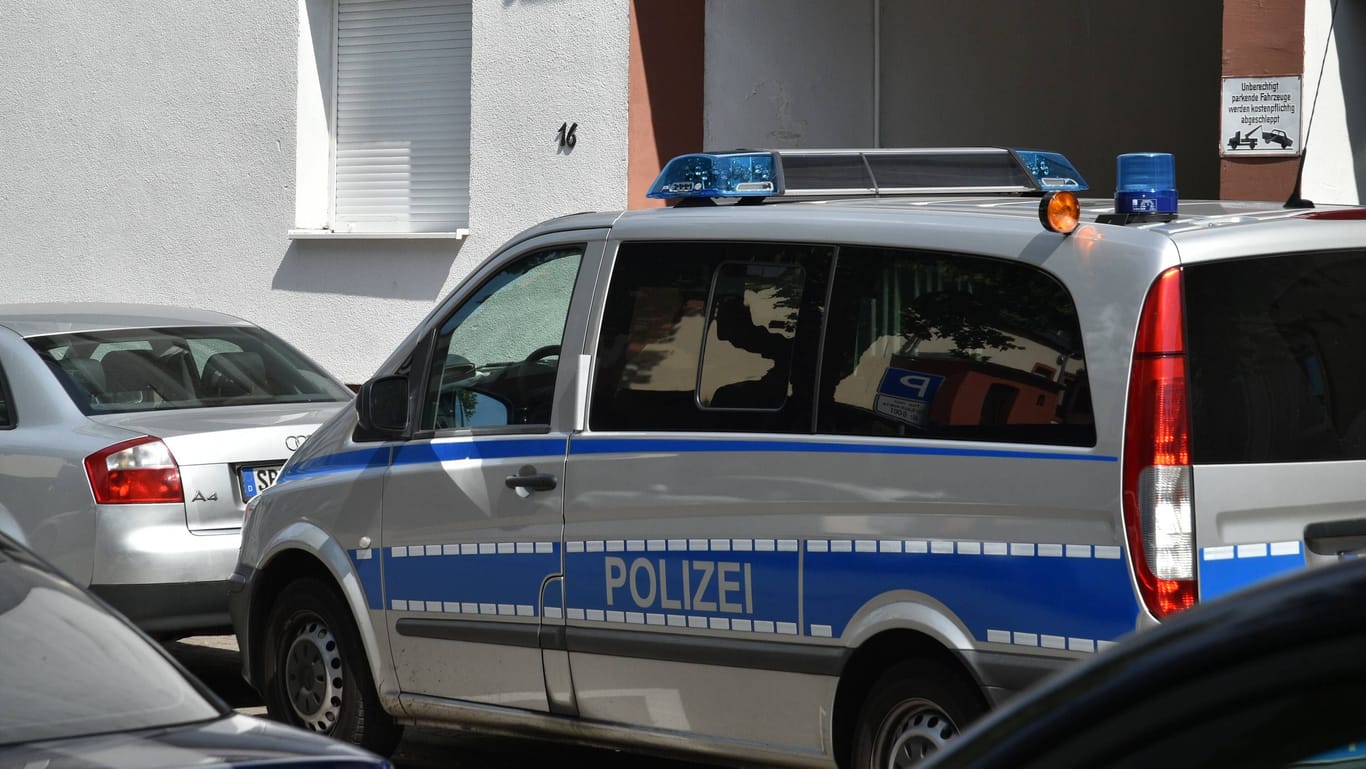 Polizeiauto vor einem Wohnhaus (Symbolbild): In Berlin muss sich ein Beamter der Unterschlagung verantworten.