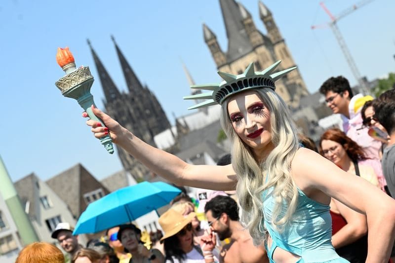 Der CSD 2022 in Köln: Viele bunte Kostüme sind zu bewundern.