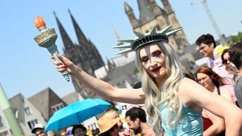 Der CSD 2022 in Köln: Viele bunte Kostüme sind zu bewundern.