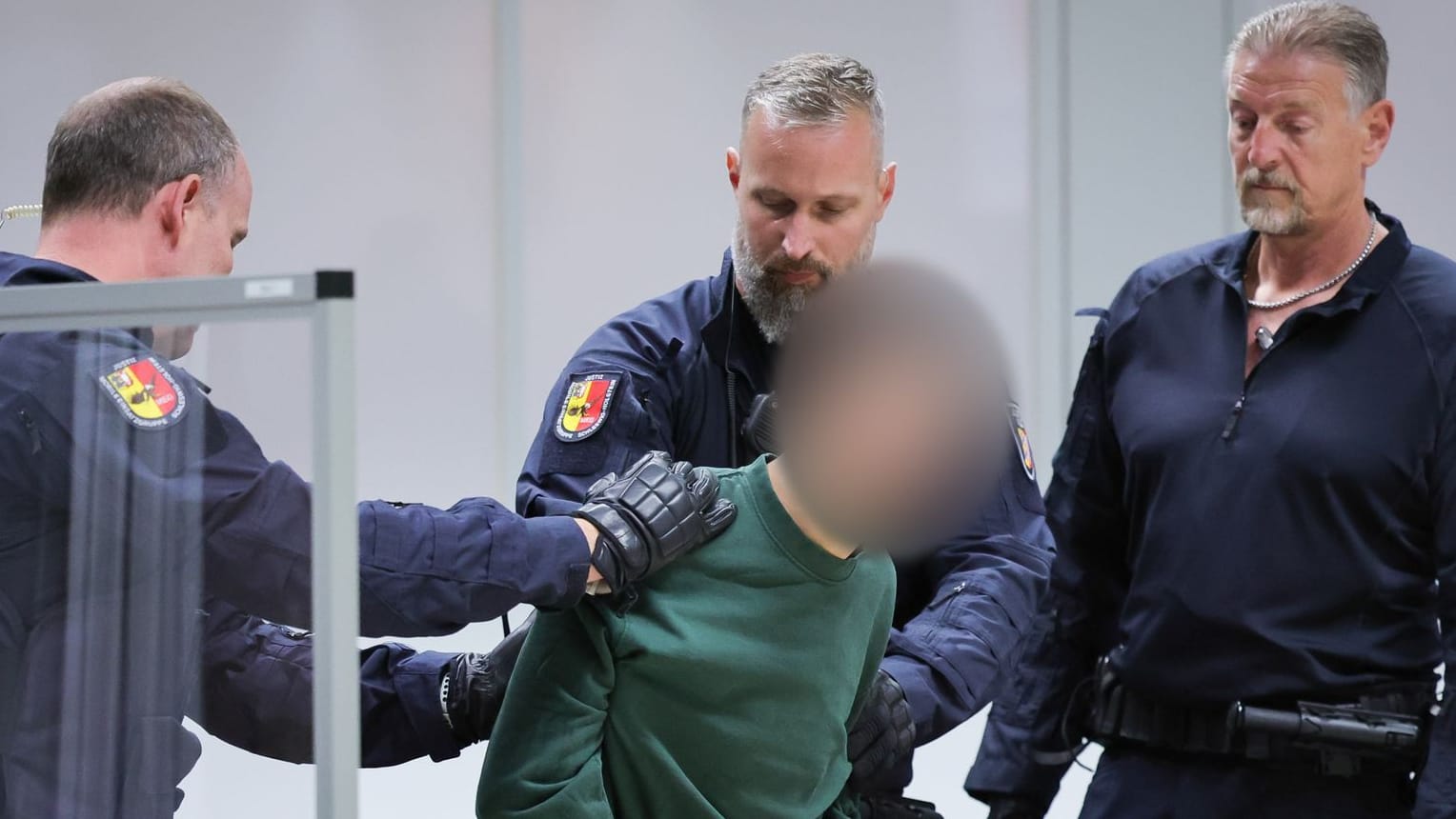 Der Angeklagte Ibrahim A. wird an seinen Platz im Gerichtssaal gebracht: Das öffentliche Interesse an dem Prozess ist groß. Der Angeklagte Ibrahim A. wird an seinen Platz im Gerichtssaal gebracht: Das öffentliche Interesse an dem Prozess ist groß.