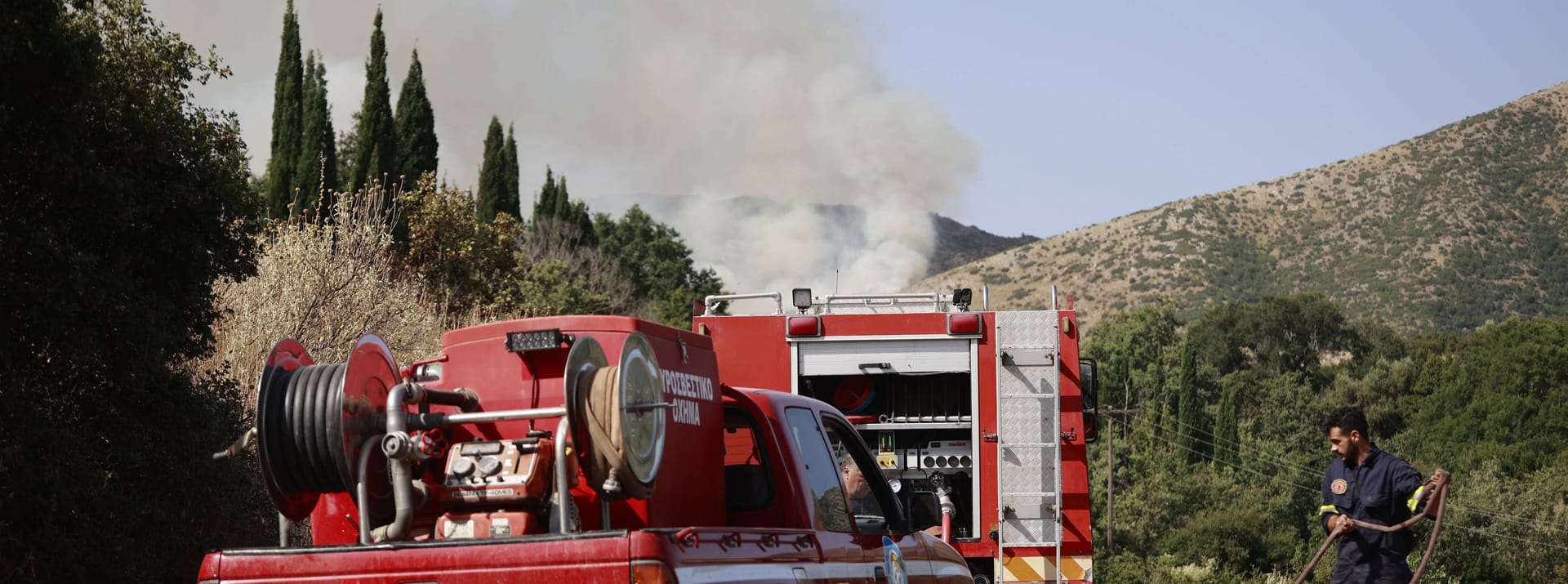 Feuerwehrleute auf Korfu: Auch dort mussten Einwohner und Touristen einige Regionen verlassen.