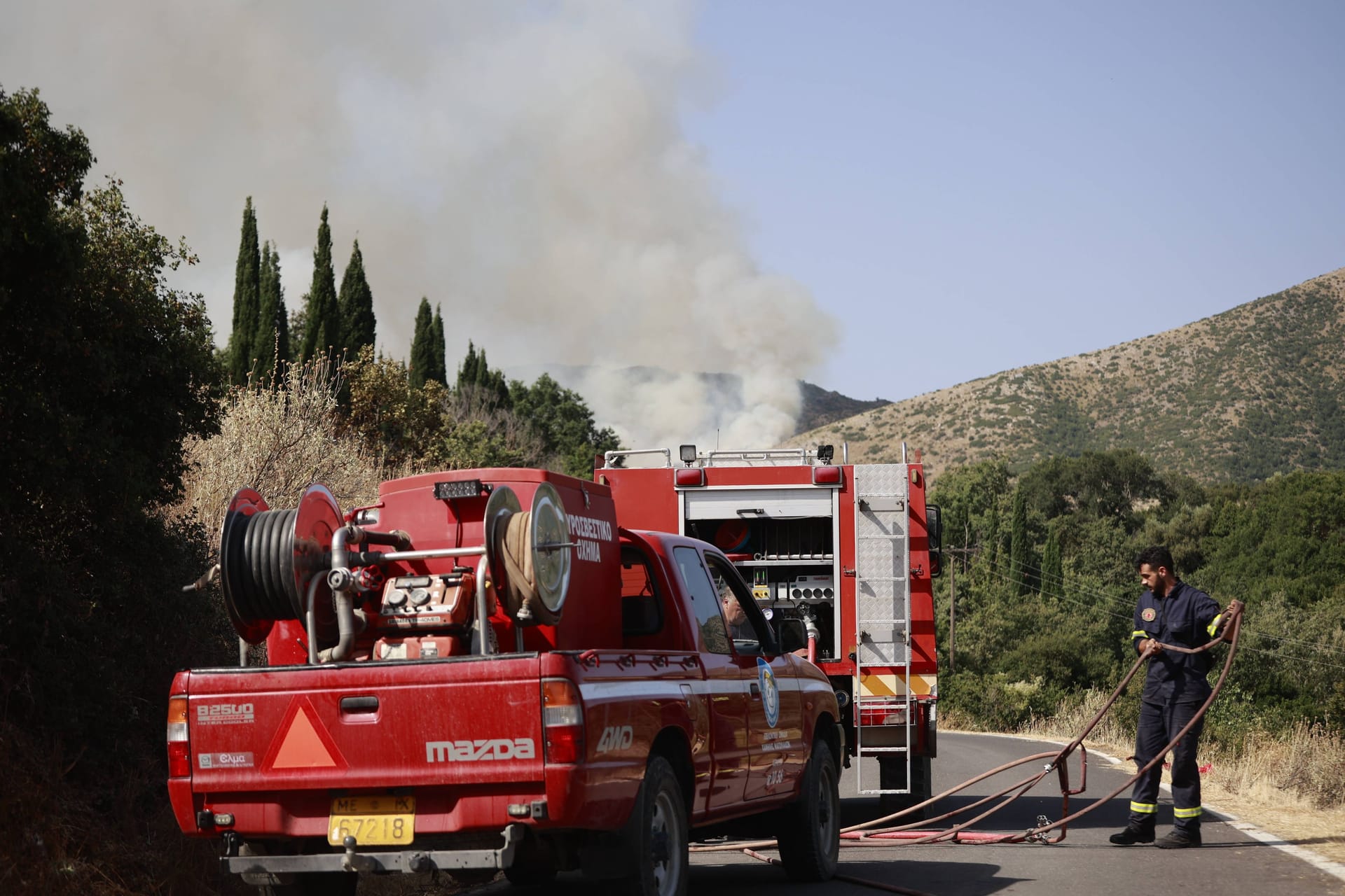 Feuerwehrleute auf Korfu: Auch dort mussten Einwohner und Touristen einige Regionen verlassen.