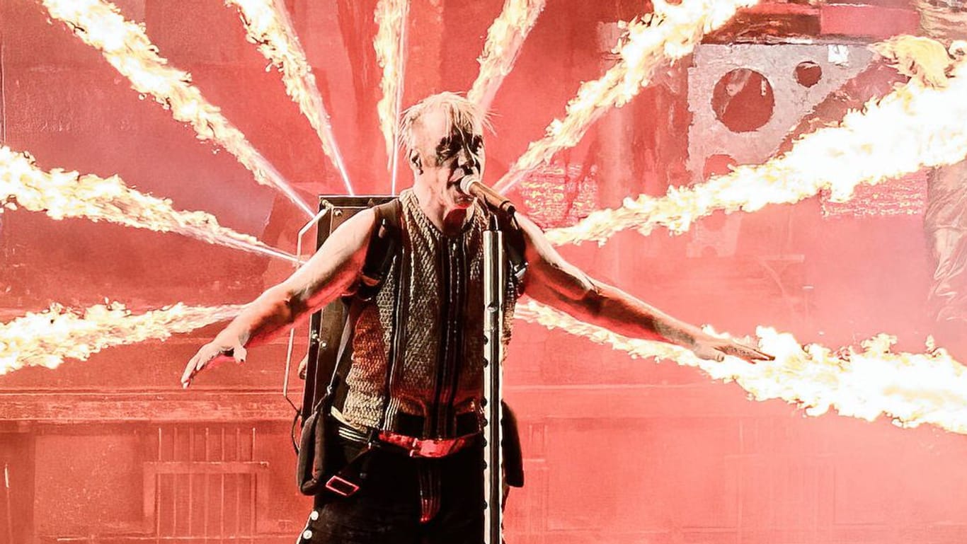 Rammstein-Sänger Lindemann bei einem Konzert (Archivfoto): In seiner Berliner Heimat kommentierte er die Vorwürfe gegen ihn.