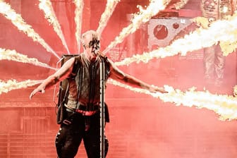 Rammstein-Sänger Lindemann bei einem Konzert (Archivfoto): In seiner Berliner Heimat kommentierte er die Vorwürfe gegen ihn.