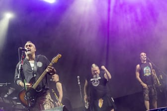 Ska-P mit Sänger und Gitarrist Pulpul bei einem Konzert (Archvibild): Vergangenes Wochenende spielte die Gruppe in München, der Auftritt löste eine Antisemitismus-Diskussion aus.