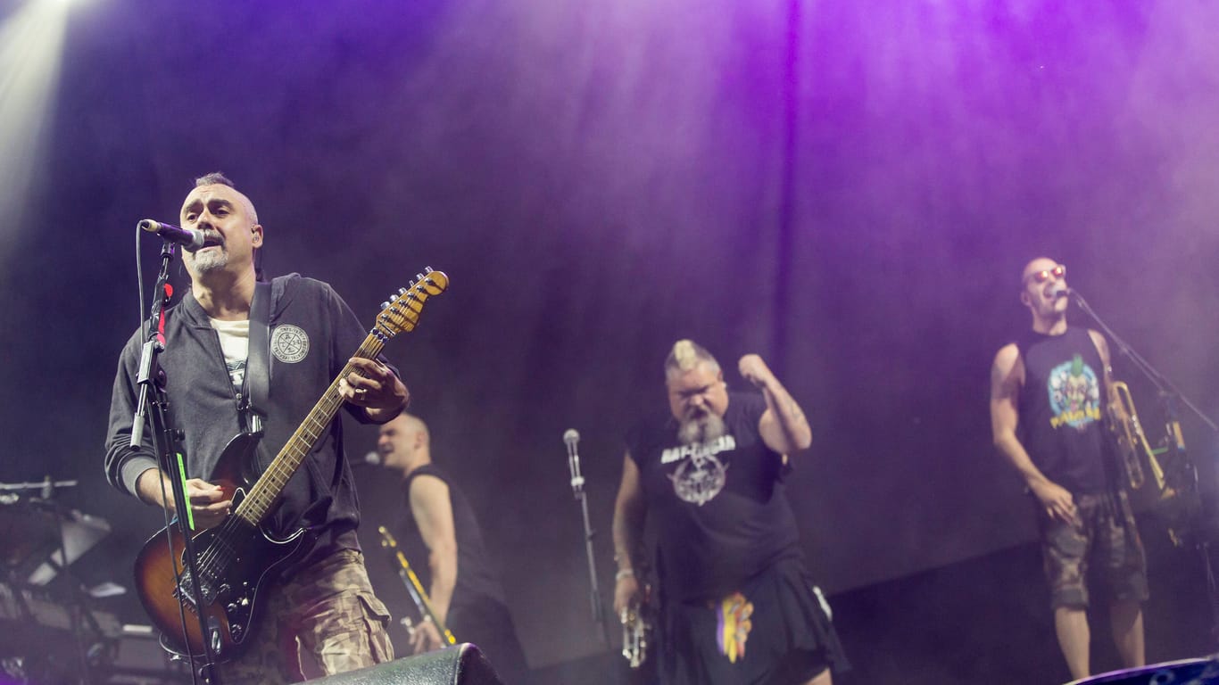 Ska-P mit Sänger und Gitarrist Pulpul bei einem Konzert (Archvibild): Vergangenes Wochenende spielte die Gruppe in München, der Auftritt löste eine Antisemitismus-Diskussion aus.