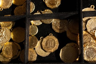 Goldmünzen liegen in einer Schublade: In Bad Godesberg haben Betrüger Münzen im Wert von 50.000 Euro erbeutet.