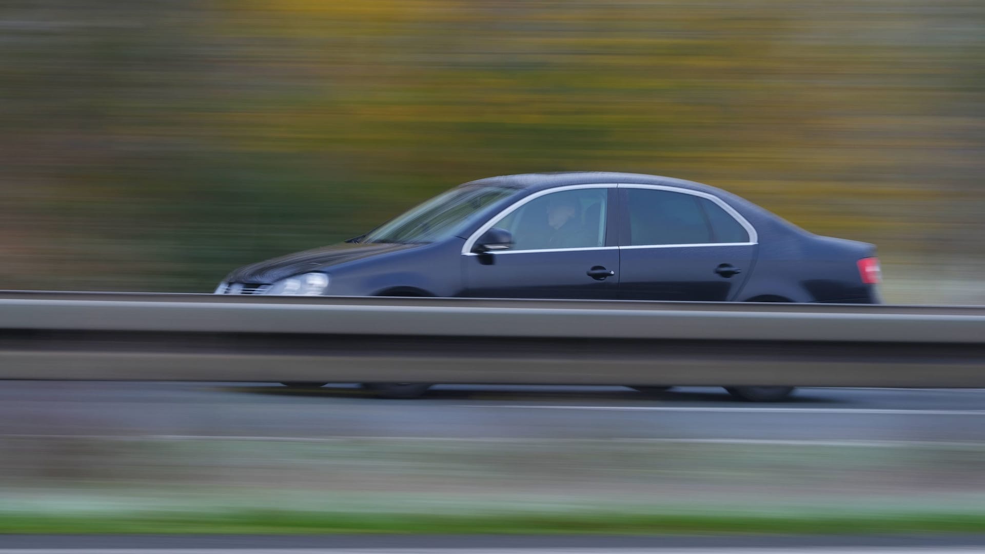 Mit dem Auto auf und davon (Symbolbild): Der flüchtige Junge gibt der Polizei Rätsel auf.