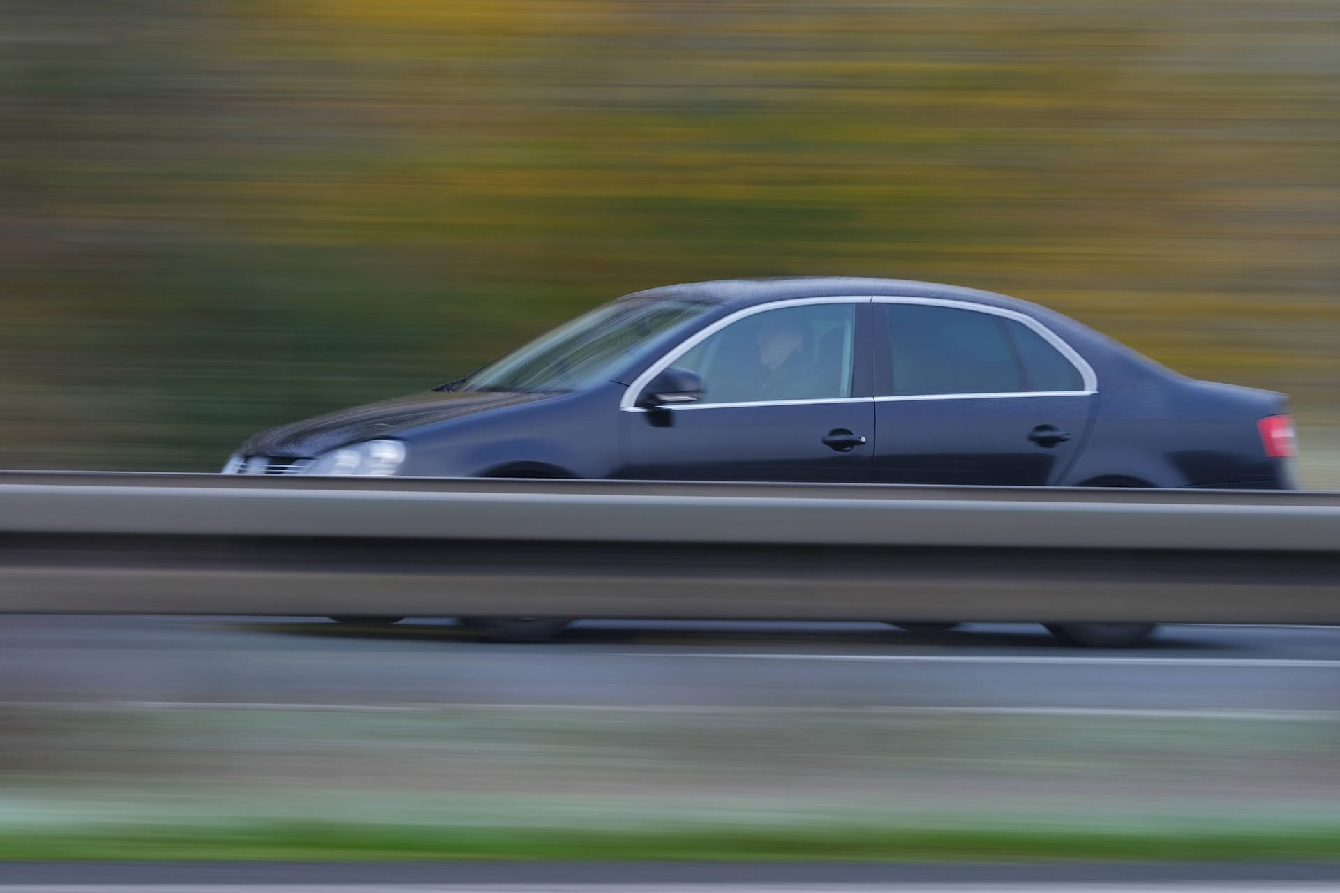 Mit dem Auto auf und davon (Symbolbild): Der flüchtige Junge gibt der Polizei Rätsel auf.