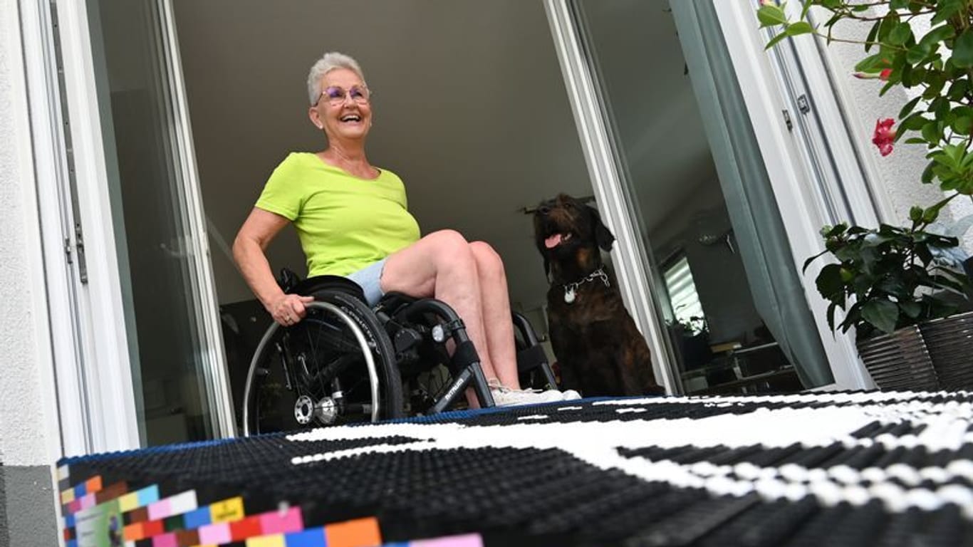 Hanau: Rita Ebel sitzt in ihrer Wohnung im Rollstuhl hinter einer Legorampe.