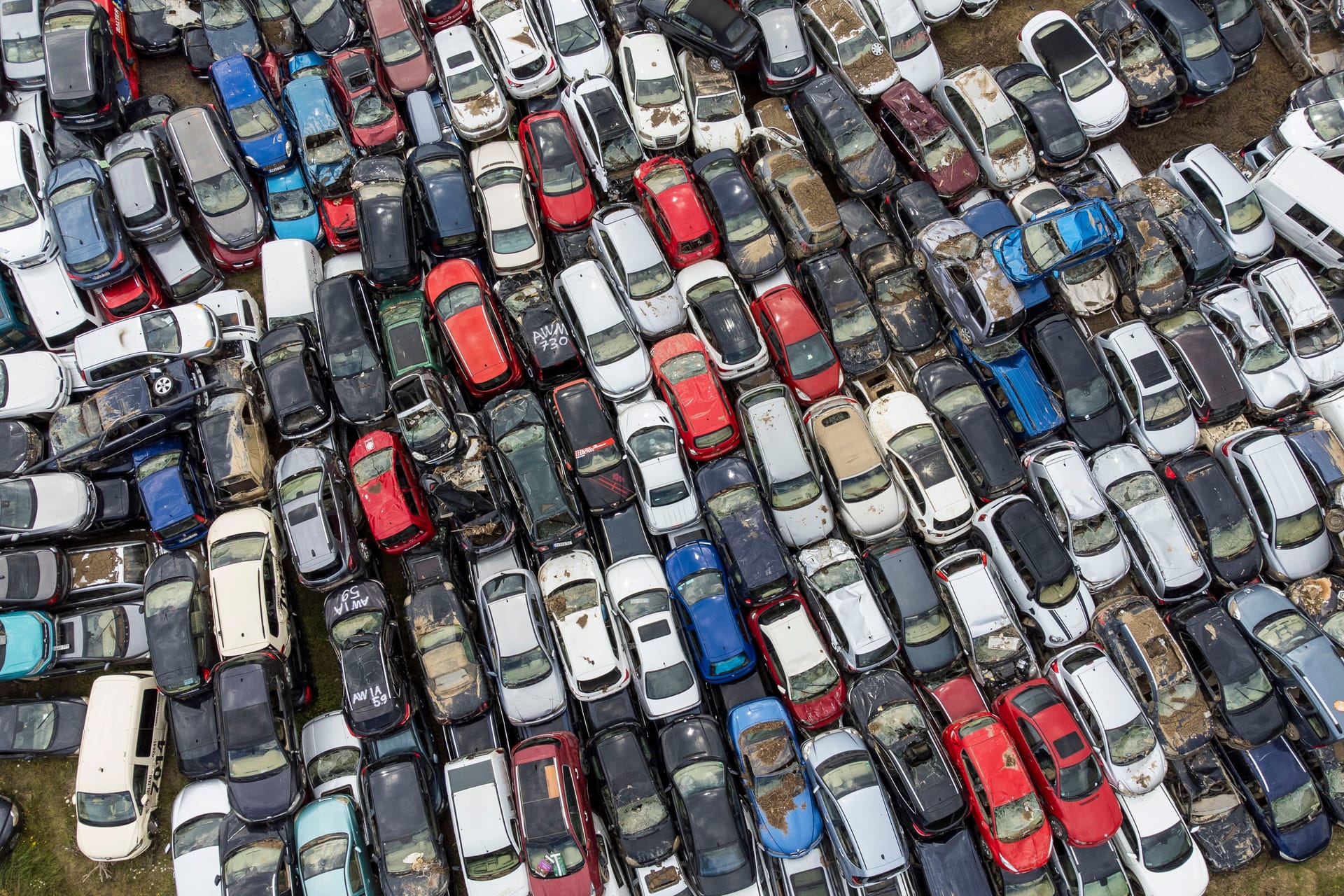 Autowracks nach der Flutkatastrophe vor zwei Jahren: 186 Menschen kamen dabei ums Leben, die meisten im Ahrtal.