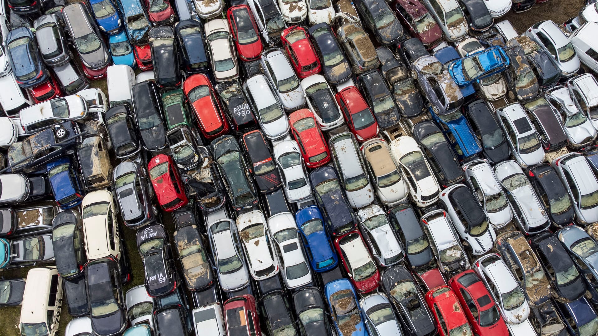 Autowracks nach der Flutkatastrophe vor zwei Jahren: 186 Menschen kamen dabei ums Leben, die meisten im Ahrtal.